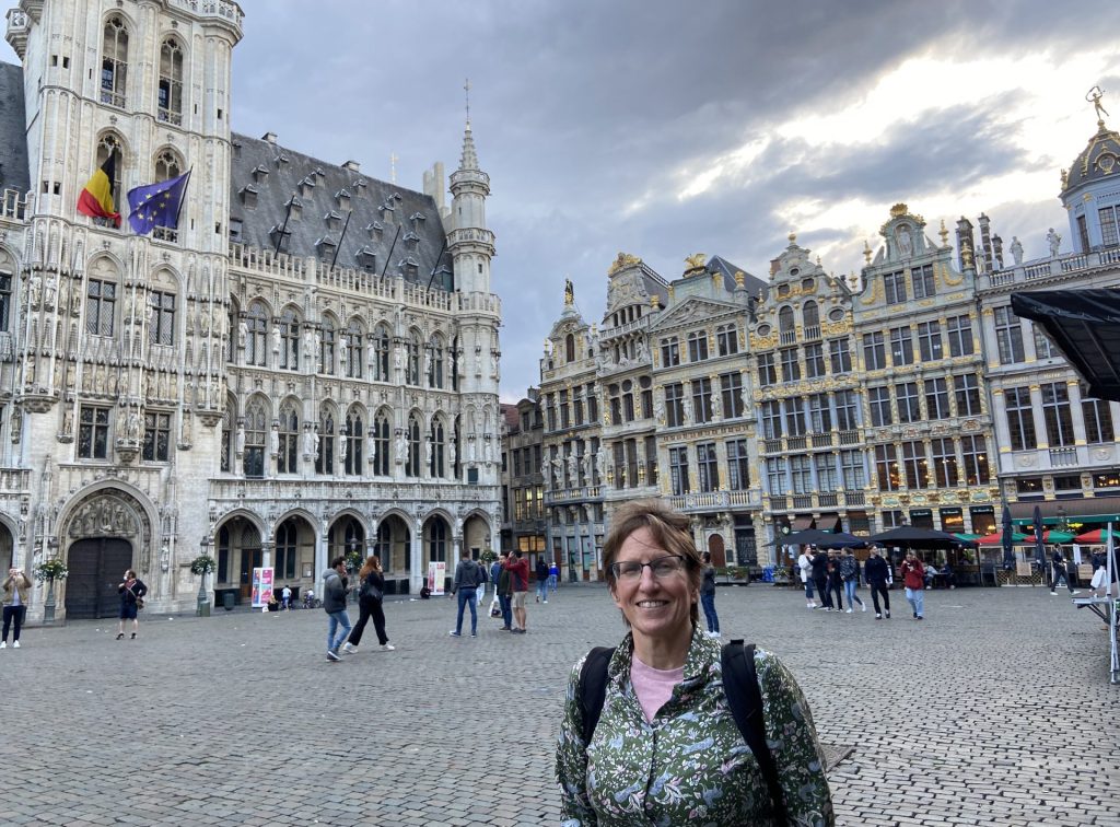 Patricia on a square in Brussels. Woman over 50. Health coach.